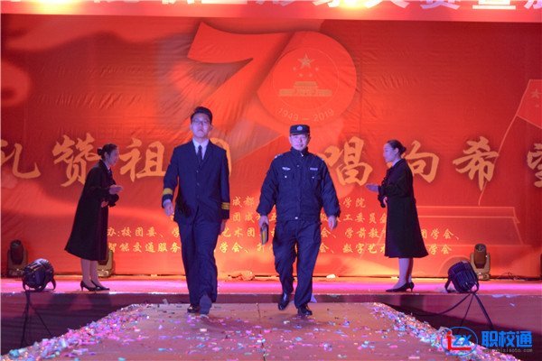 成都五月花學校保安大叔宿管阿姨齊“走秀”