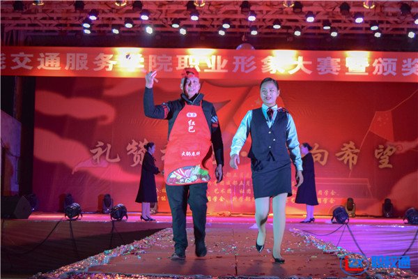 成都五月花學校保安大叔宿管阿姨齊“走秀”