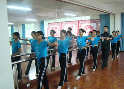 幼師專(zhuān)業(yè)學(xué)生形體訓(xùn)練課.jpg
