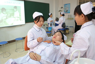 成都衛(wèi)生學校學校都有哪些就業(yè)措施?