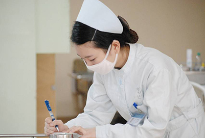 成都衛(wèi)生學校介紹：高級護理工資待遇好嗎?