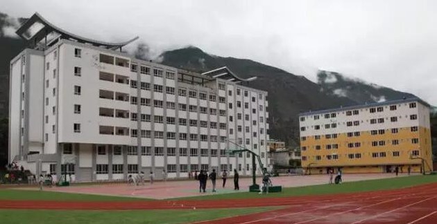 四川省甘孜衛(wèi)生學(xué)?；@球場