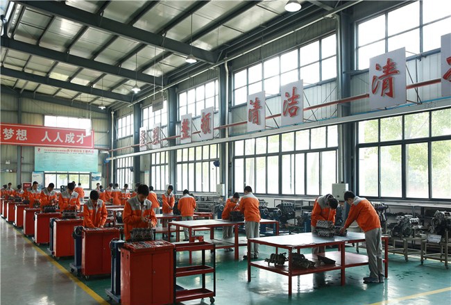 樂山市計算機學校汽車機電維修專業(yè)汽車機電維修實訓2