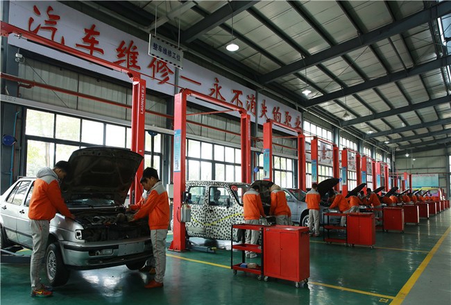樂山市計算機學校汽車機電維修專業(yè)汽車機電維修實訓3