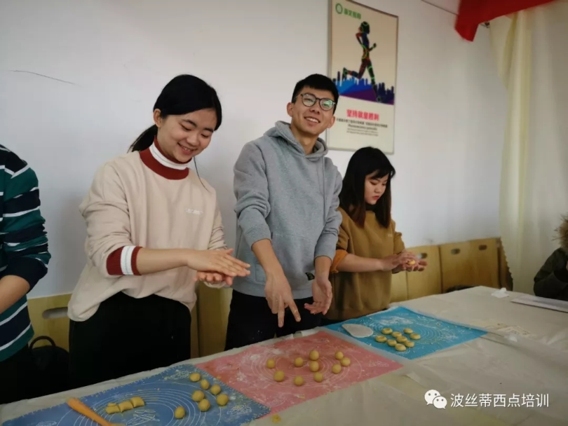 大學(xué)生學(xué)西點(diǎn)烘焙熱情高，多門手藝多條路~