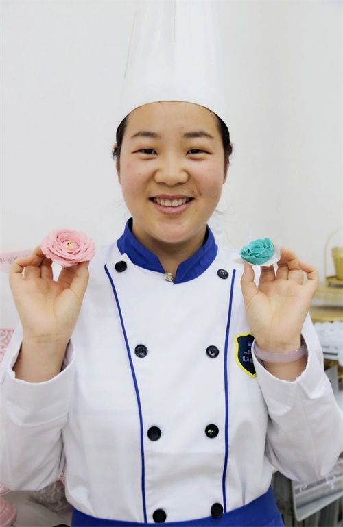 學做精品蛋糕 就來山東藍海職業(yè)學校！