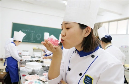 學做精品蛋糕 就來山東藍海職業(yè)學校！