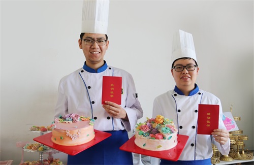 學做精品蛋糕 就來山東藍海職業(yè)學校！