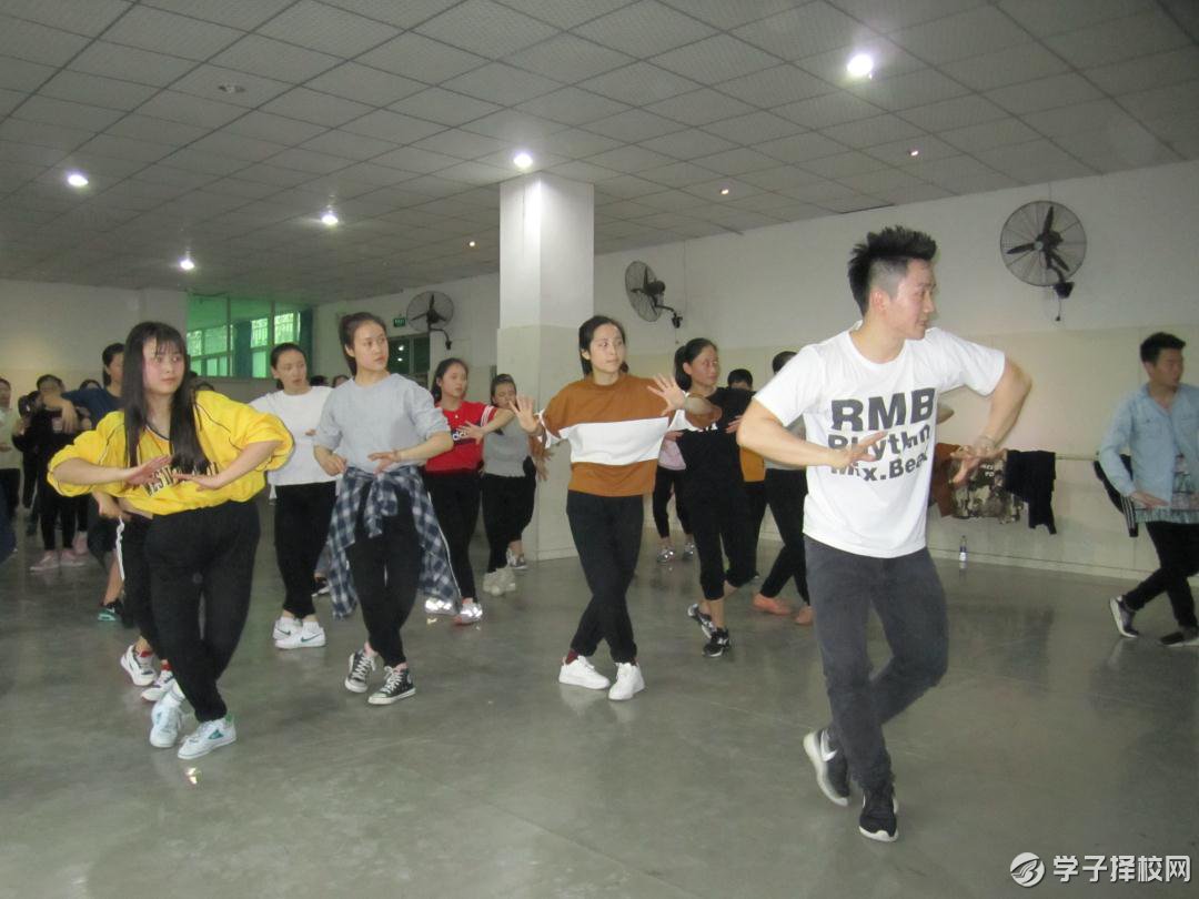 綿陽市藝術(shù)學(xué)?！案卸魉囆g(shù) 回饋母校”