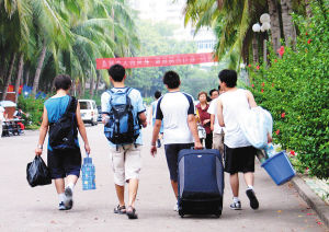 2020年重慶工商大學(xué)融智學(xué)院大一新生開學(xué)報(bào)到時(shí)間和新生入學(xué)手冊(cè)指南