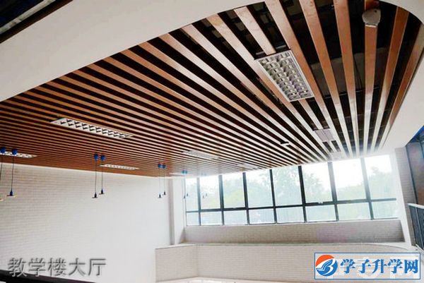 成都市青蘇職業(yè)中專學校學費、報名費多少錢？