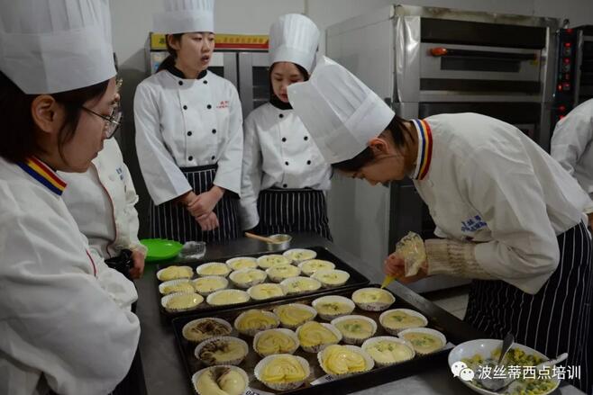 不上高中也擁有好前途？來煙臺波絲蒂中西糕點培訓(xùn)學(xué)校學(xué)西點就能實現(xiàn)！