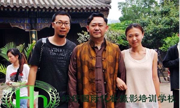 好好國(guó)際化妝攝影培訓(xùn)學(xué)校校長(zhǎng)和明星陶虹、姜武拍照合影留念