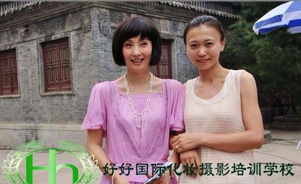 好好國(guó)際化妝攝影培訓(xùn)學(xué)校校長(zhǎng)和明星陶虹、姜武拍照合影留念