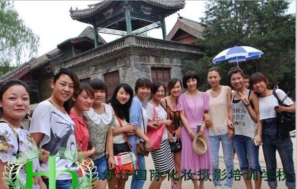 好好國(guó)際化妝攝影培訓(xùn)學(xué)校校長(zhǎng)和明星陶虹、姜武拍照合影留念