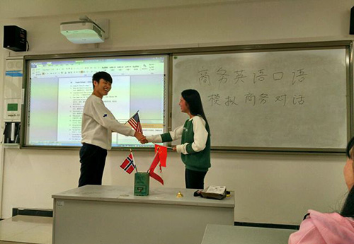 重慶運輸職院學生在課堂上模擬商務英語會話
